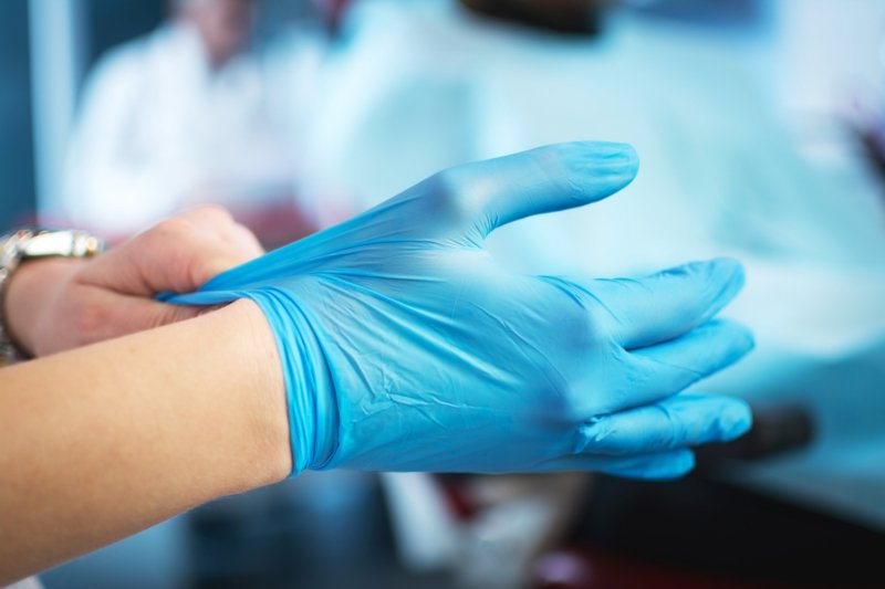 Portugueses criam luva com sensores para ensinar medicina dentária