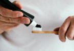 Pastas dentífricas à base de carvão ativado podem ser prejudiciais