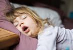 criança a dormir saúde oral