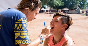 Médicos Sem Fronteiras apoiam aldeias indígenas da Amazónia com tratamentos dentários