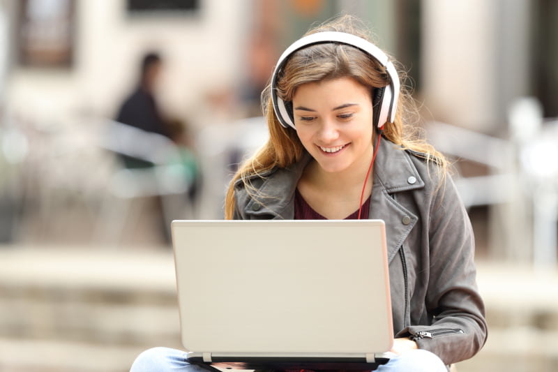 Usar o computador excessivamente pode ter impacto na saúde oral