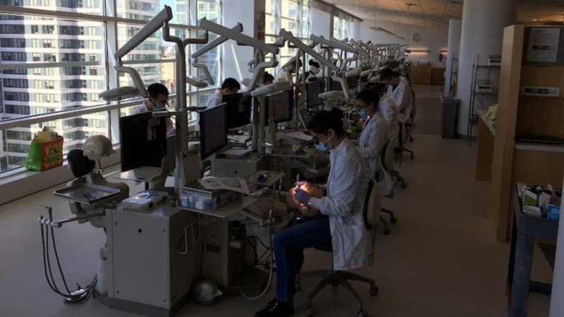 Investigadores criam dispositivo que ajuda estudantes a utilizar espelho odontológico