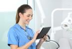 dentista com tablet