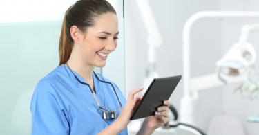 dentista com tablet
