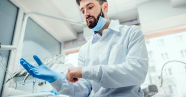dentista coloca luva