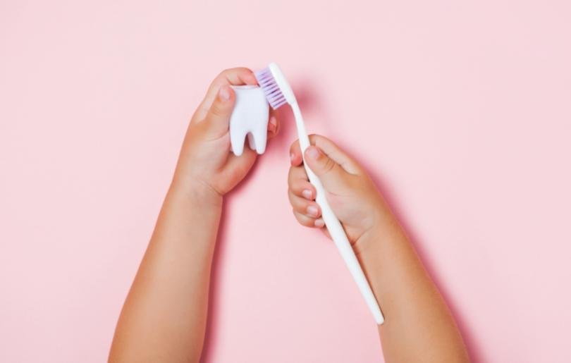 Projeto Sr. Dente distribui kit de higiene oral a alunos do ensino público pré-escolar