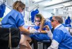 Dentsply Sirona premeia conceitos de tratamento visionário de dentistas do sexo feminino