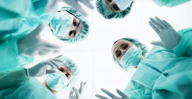 Covid-19: Quatro dos cinco trabalhos de risco são do setor da medicina dentária