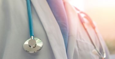 Covid-19: médicos dentistas britânicos assistem em partos para ajudar o NHS