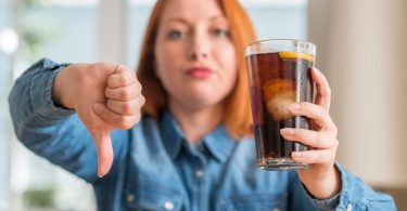 Estudo: bebidas açucaradas podem aumentar risco de doenças cardiovasculares nas mulheres