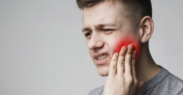 Investigadores pretendem desenvolver sensor de smartphone para detetar dor de dentes