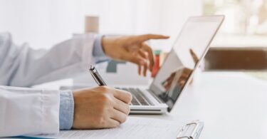 médico-computador-saude-oral-site-clinica-dentária