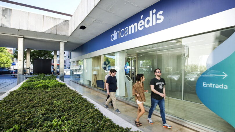 A Clínica Médis afirma ser a primeira clínica de medicina dentária a ser certificada com o selo Five Stars l Save Spot.