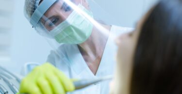 O documento “Normas de Orientação Clínica em Medicina Dentária – COVID 19” foi atualizado por um grupo de investigadores, liderados pela OMD.