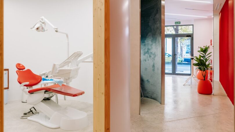 A cadeia de clínicas especializadas em ortodontia invisível Impress chegou à Margem Sul, nomeadamente a Almada, no início de junho.