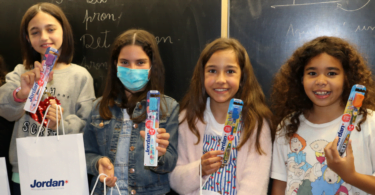 A Jordan e a Mundo A Sorrir entregaram 250 kits de higiene oral a crianças do jardim de infância e do 1º ciclo do ensino básico, em Lisboa.