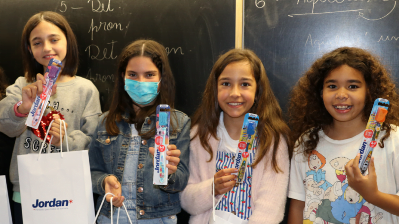 A Jordan e a Mundo A Sorrir entregaram 250 kits de higiene oral a crianças do jardim de infância e do 1º ciclo do ensino básico, em Lisboa.