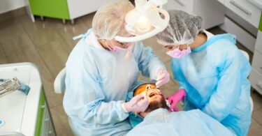 Um estudo da Oral Health Foundation descobriu que a medicina dentária é o serviço de saúde mais atrasado no Reino Unido.