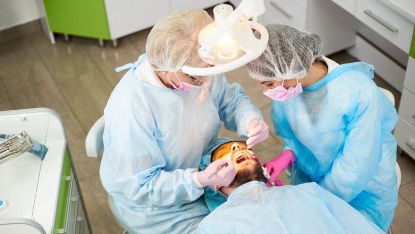 Um estudo da Oral Health Foundation descobriu que a medicina dentária é o serviço de saúde mais atrasado no Reino Unido.