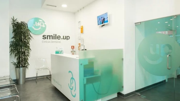 A rede de clínicas dentárias Smile.up criou a campanha “Faça o seu check-up dentário antes do check-in”, para promover a saúde oral.