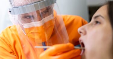 Um novo estudo da Universidade de Bristol concluiu que muitos procedimentos comuns dentários produzem volumes insignificantes de aerossóis.