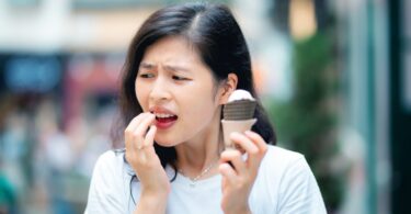 A higienista oral na Malo Clinic, Elsa Antunes, lembra algumas dicas para reduzir a sensibilidade dentária e lembra que é uma condição comum.