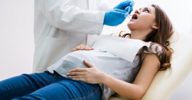 Que tipo de tratamentos dentários são seguros em pacientes grávidas é uma das principais dúvidas. Descubra algumas informações relevantes.