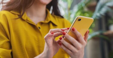 Um estudo revelou que a família, os amigos e as redes sociais foram as fontes de informação sobre saúde oral mais consultadas na pandemia.