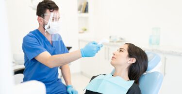 Um novo estudo revelou que cerca de 40% dos médicos dentistas britânicos reportam que levará 12 meses ou mais para fazer face ao atraso.