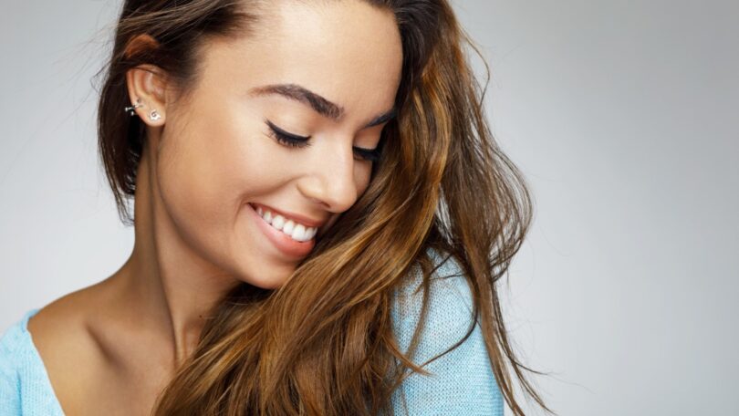 Um estudo da Universidade de Toronto destacou os danos nas células dentárias que podem ser causados por agentes de branqueamento dentário.