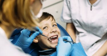 O número de check-ups dentários em crianças no Reino Unido desceu 50% em 2020. As piores taxas ocorrem entre as crianças mais jovens.