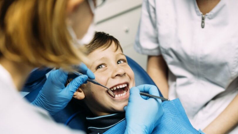 O número de check-ups dentários em crianças no Reino Unido desceu 50% em 2020. As piores taxas ocorrem entre as crianças mais jovens.