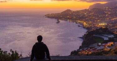 Não podia deixar de referir um acontecimento que marcou o nosso pequeno mundo da medicina dentária. Refiro-me à criação da carreira na RAM.
