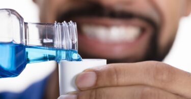 Um estudo espanhol revelou que os elixires bucais que contêm CPC reduziram em pelo menos mil vezes a infeciosidade do Sars-CoV-2 in vitro.