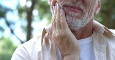 O Encuesta de Salud Oral en España 2020 revelou que 100% dos adultos com mais de 65 anos apresentam cáries dentárias.