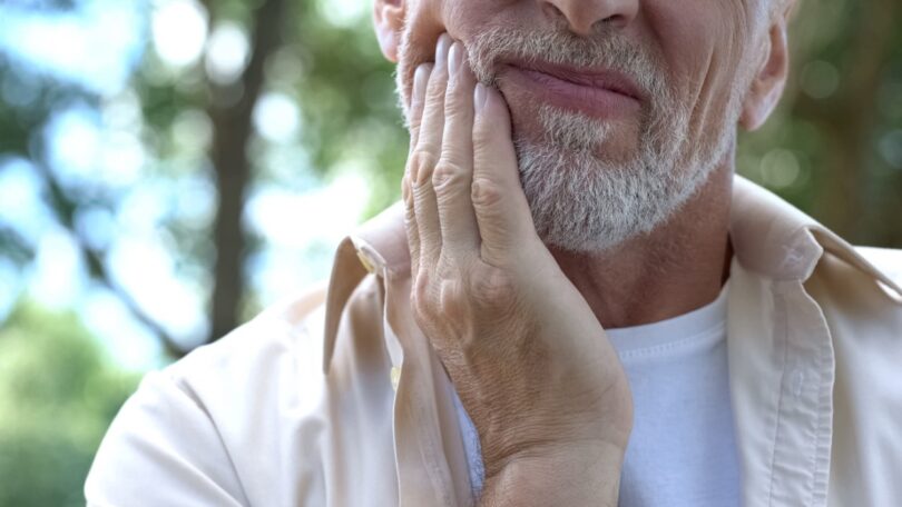 O Encuesta de Salud Oral en España 2020 revelou que 100% dos adultos com mais de 65 anos apresentam cáries dentárias.