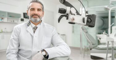 A FDI apela aos médicos dentistas e às suas equipas para priorizarem a sua própria saúde, nomeadamente, ao nível da postura de trabalho.