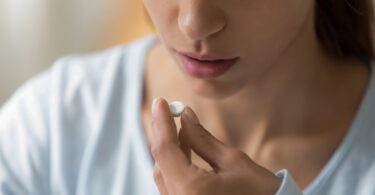 Os antidepressivos estão associados a um maior nível de osso alveolar e uma menor perda de fixação clínica em pacientes com periodontite.