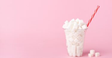 O INE revelou que as disponibilidades diárias de açúcares adicionados totalizaram 83,7 g/hab/dia, decrescendo 3,2% entre 2016 e 2020.