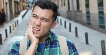 A Impress, cadeia de clínicas especializadas em ortodontia invisível, lembrou três consequências que o frio pode causar nos dentes.