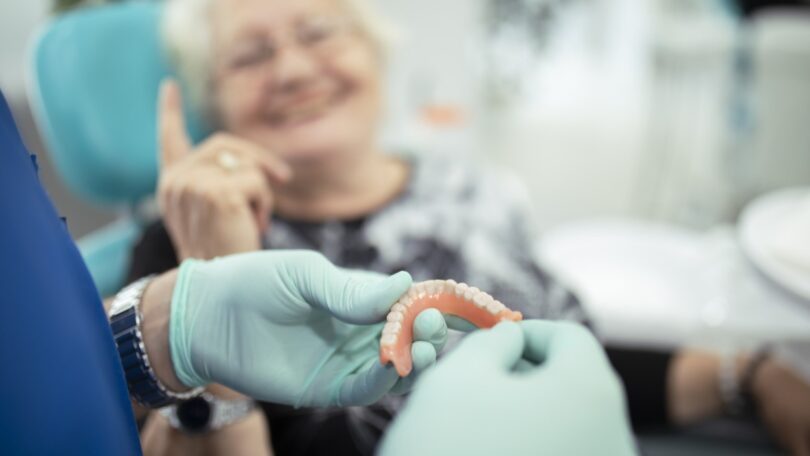 Estudo sugere que próteses dentárias podem afetar nutrição da pessoa