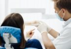 Como podem o médico dentista e o paciente melhorar a comunicação e, consequentemente, a relação entre ambos?