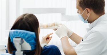 Como podem o médico dentista e o paciente melhorar a comunicação e, consequentemente, a relação entre ambos?