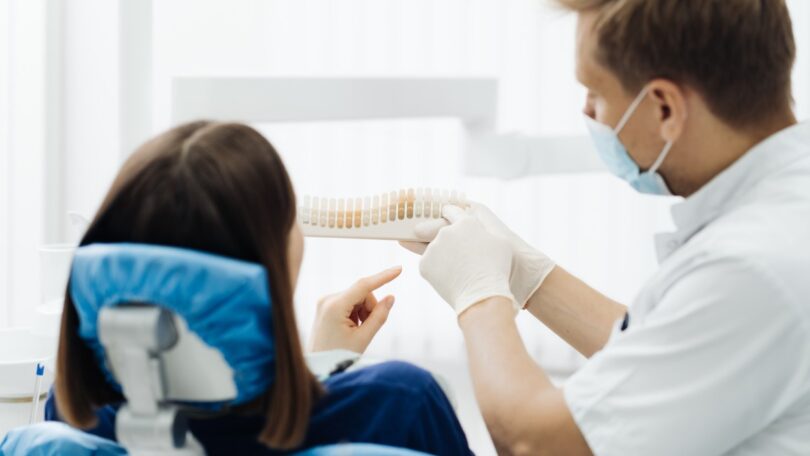 Como podem o médico dentista e o paciente melhorar a comunicação e, consequentemente, a relação entre ambos?