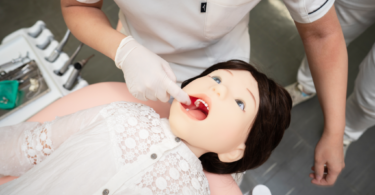 Criança robô permite ajudar estudantes de dentária a praticar casos de emergência