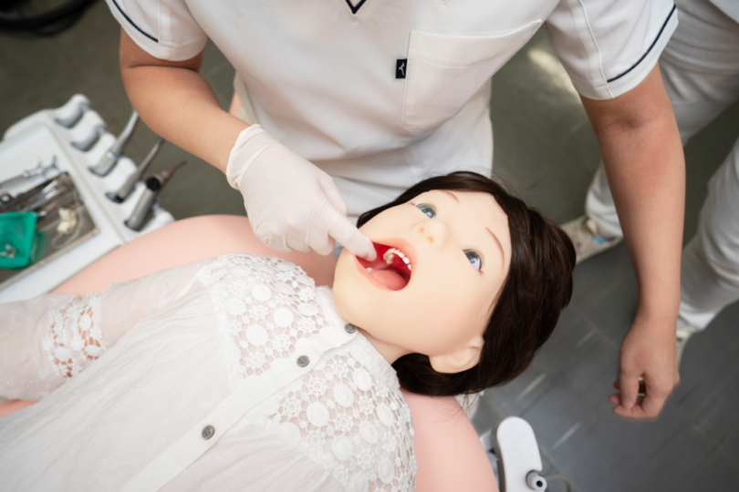Criança robô permite ajudar estudantes de dentária a praticar casos de emergência
