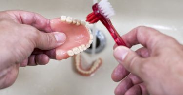 Calor beneficia reprodução de germes nas próteses dentárias