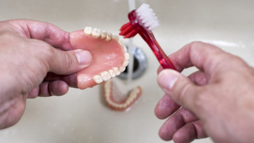 Calor beneficia reprodução de germes nas próteses dentárias