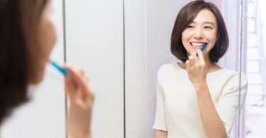 Estudo sugere ligação entre escovar os dentes e covid-19