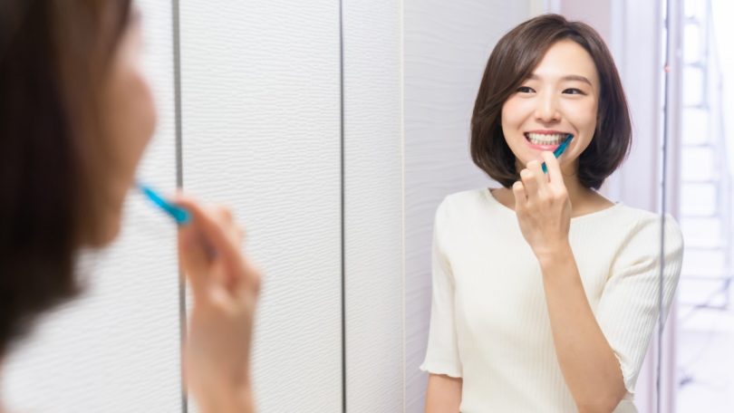 Estudo sugere ligação entre escovar os dentes e covid-19